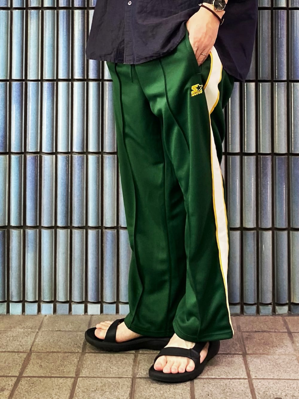 「starter、スターター、トラックパンツ、ラインパンツ、ジャージ、ジャージーパンツ、teva、リネンシャツ、スタンドカラーシャツ、バンドカラーシャツ、スポーツミックス、シャツスタイル、グリーンパンツ、緑パンツ、Nordgreen」|「UNIQLOのリネンコットンスタンドカラーシャツ(長袖)(シャツ/ブラウス、ブルー系)」を使った、KEITA(ΦωΦ)さん(メンズ・182cm)の夏コーディネートの3枚目の写真