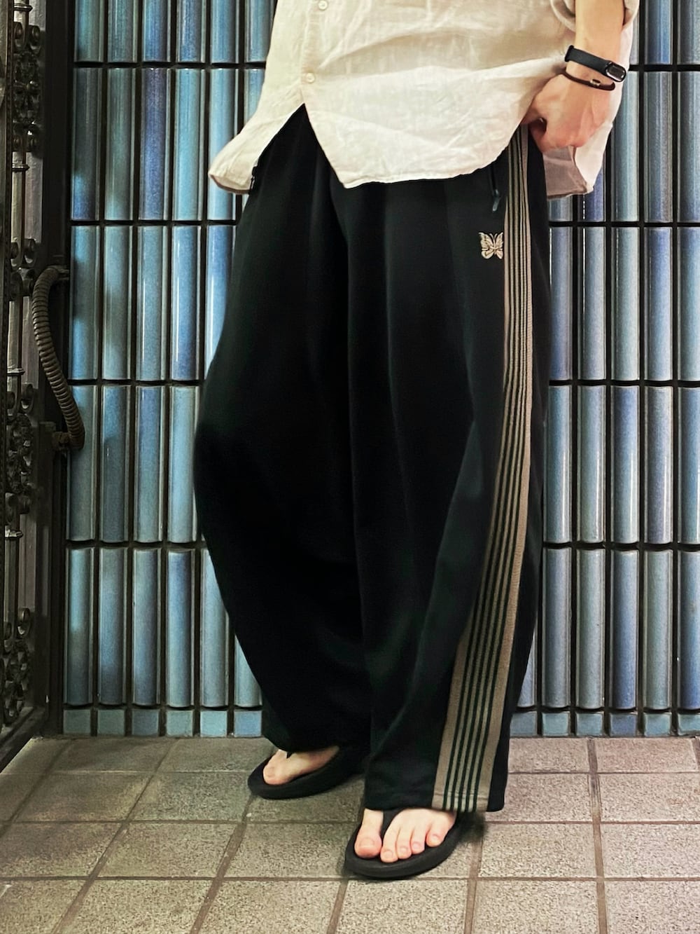 「シャツスタイル、淡色コーデ、秋服準備はじめました、リネンシャツ、白シャツ、ヒザデルパンツ、ヒザデルトラック、NEEDLES、needles トラックパンツ、ニードルス、ニードルストラックパンツ、ニードルズ、トラックパンツ、トラックパンツコーデ、スポーツミックス」｜「UNIQLOのプレミアムリネンスタンドカラーシャツ(長袖)（シャツ/ブラウス、ベージュ系）」を使った、KEITA(ΦωΦ)さん（メンズ・182cm）の夏コーディネートの3枚目の写真