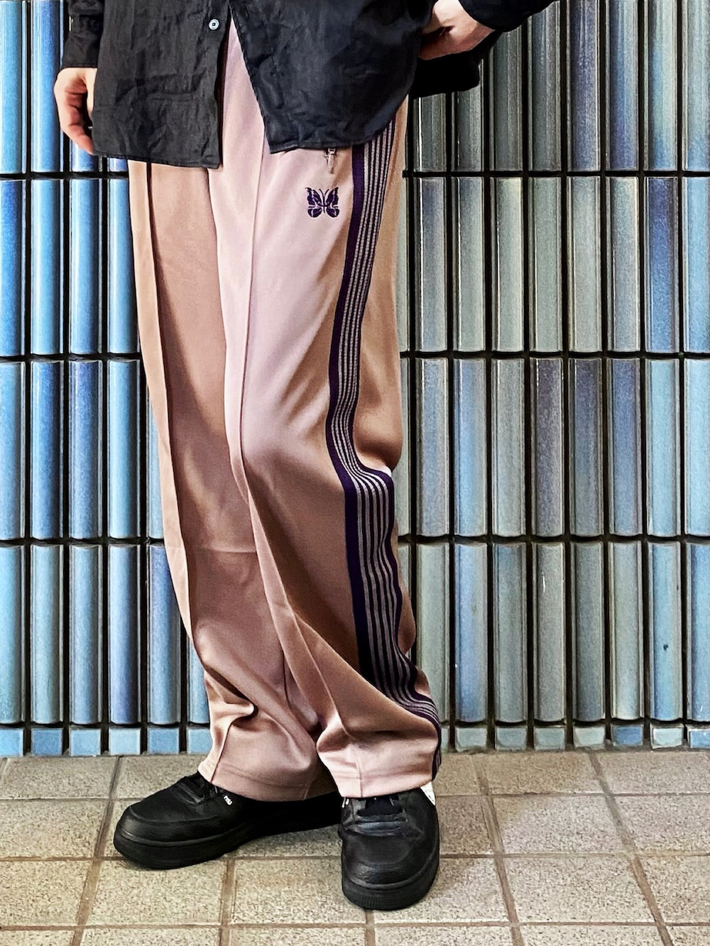 「秋ルック紹介するよ、NEEDLES、needles トラックパンツ、ニードルス、ニードルズ、トラックパンツ、ラインパンツ、スポーツミックス、エアフォースワン、エアフォース1、黒シャツ、オーバーサイズシャツ、ジャージ、ジャージパンツ、AIR FORCE 1」｜「UNIQLOのプレミアムリネンシャツ（長袖）（シャツ/ブラウス、ブラック系）」を使った、KEITA(ΦωΦ)さん（メンズ・182cm）の秋コーディネートの3枚目の写真