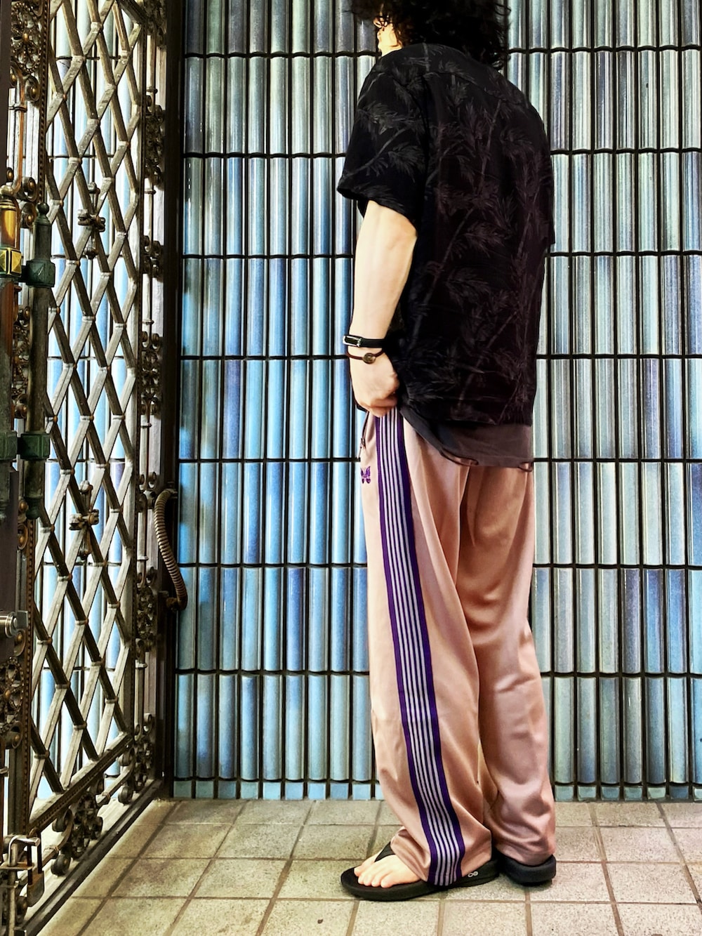 「アロハシャツ、トラックパンツ、ニードルス、ニードルズ、NEEDLES、needles トラックパンツ、JIGGYS SHOP、ラインパンツ、スポーツミックス、柄シャツ、柄パンツ、WEGO、oofos、タンクトップ、オープンカラーシャツ」|「jiggys shopのアロハシャツ(シャツ/ブラウス、その他)」を使った、KEITA(ΦωΦ)さん(メンズ・182cm)の秋コーディネートの4枚目の写真