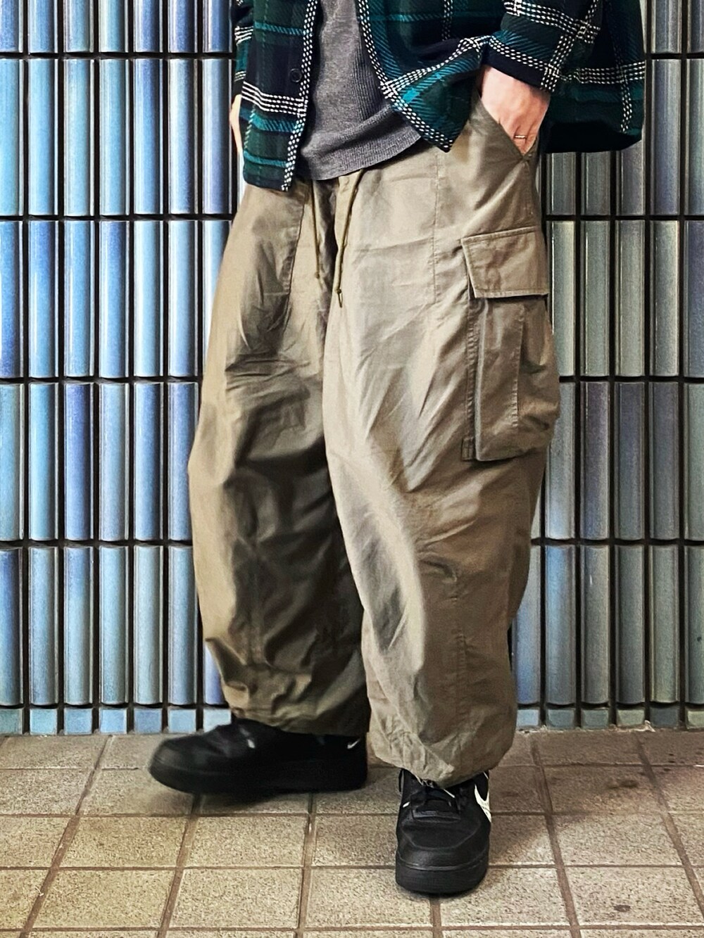 「チェックシャツ、柄シャツ、ガラシャツ、ZARA、NEEDLES、ニードルス、ニードルズ、カーゴパンツ、カーゴパンツコーデ、ネルシャツ、グリーン、グリーンコーデ、ヒザデルパンツ、MONO-MART、春のNewスタイル」|「H&Mのチェックシャツジャケット(シャツ/ブラウス、グリーン系)」を使った、KEITA(ΦωΦ)さん(メンズ・182cm)の春コーディネートの3枚目の写真