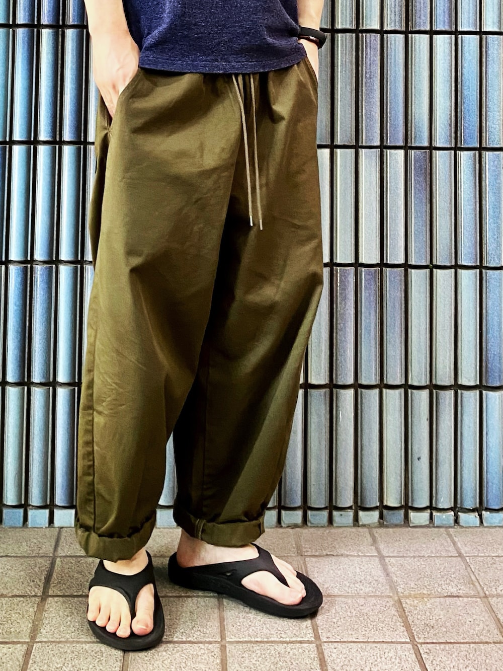 「LACOSTE、ラコステ、ラコステ(LACOSTE)、ポロシャツ、ポロシャツコーデ、Johnbull Private labo、johnbull、ジョンブル、ジョンブル プライベート ラボ(Johnbull Private labo)、カーゴパンツ コーデ、カーゴパンツコーデ、ベイカーパンツ、ミリタリー、ミリタリーパンツ、ネイビーコーデ」|「LACOSTEのLACOSTE / L1264AL ポロシャツ(ポロシャツ、ブルー系)」を使った、KEITA(ΦωΦ)さん(メンズ・182cm)の秋コーディネートの3枚目の写真