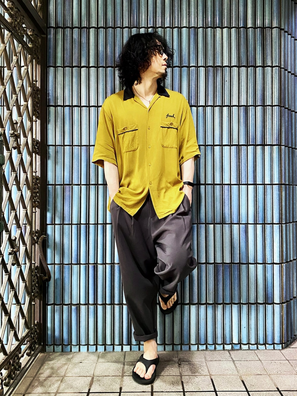 イエロー系のシャツ/ブラウス、グレー系のその他パンツ、ブラック系のサンダルを着用したメンズの夏コーディネートの3枚目の写真