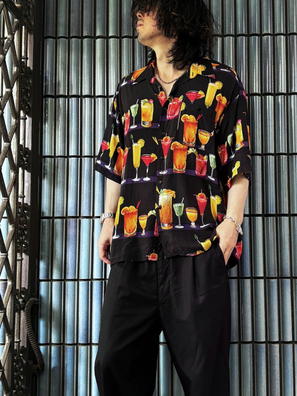 ブラック系のその他パンツ、ブラウン系のサンダル、その他のシャツ/ブラウスを着用したメンズの夏コーディネートの2枚目の写真