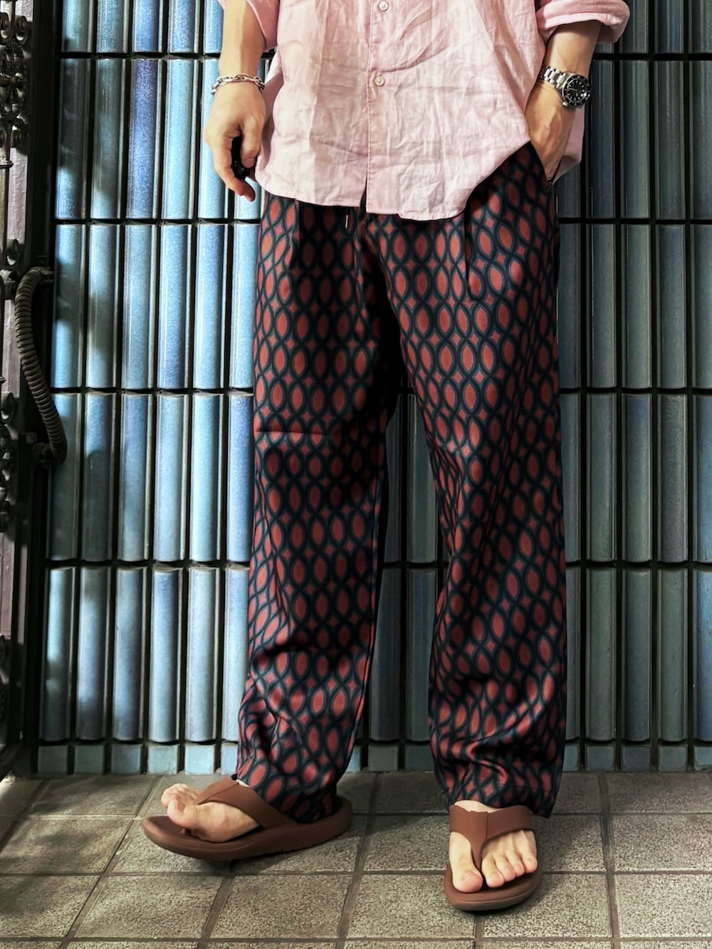 ブラウン系のサンダル、レッド系のその他パンツ、ピンク系のシャツ/ブラウスを着用したメンズの秋コーディネートの3枚目の写真