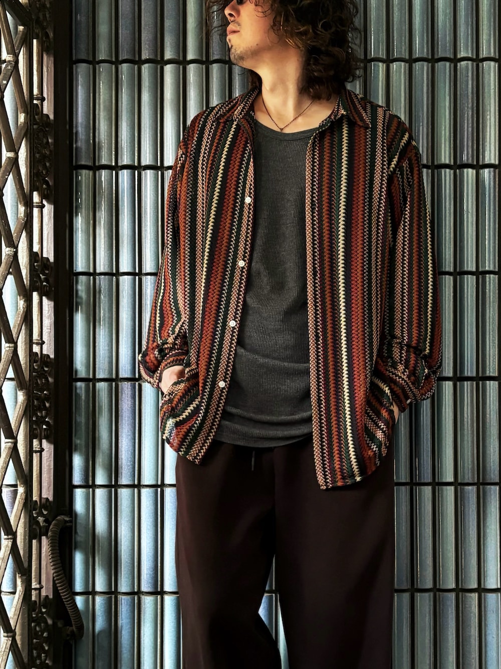 「最近のいい感じコーデ、柄シャツ、ストライプシャツ、LUCY、WEGO、WEGOコーデ、UNIQLOC、ユニクロC、ユニクロシー、スウェットワイドパンツ、スウェットパンツ、ブラウンコーデ、古着MIX、古着コーデ、シンプルコーデ」｜「LUCYのLUCY/ストライプメッシュBIGシャツ（シャツ/ブラウス、その他）」を使った、KEITA(ΦωΦ)さん（メンズ・182cm）の秋コーディネートの2枚目の写真