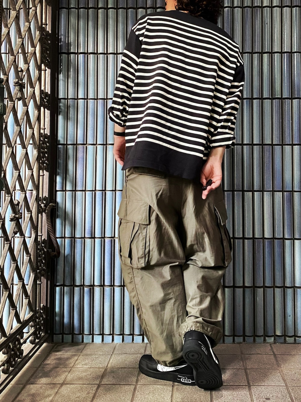 「ファッションを楽しもう、jhonbull、Johnbull Private labo、ジョンブル、ジョンブル プライベート ラボ(Johnbull Private labo)、ニードルズ、ニードルス、NEEDLES、ヒザデルパンツ、バスクシャツ、ボーダー、ボーダートップス、ボーダーTシャツ、カーゴパンツ、カーゴパンツコーデ」|「Johnbullの【新色追加/再入荷】バスクボーダーTシャツ(Tシャツ/カットソー、ブラック系)」を使った、KEITA(ΦωΦ)さん(メンズ・182cm)の秋コーディネートの4枚目の写真
