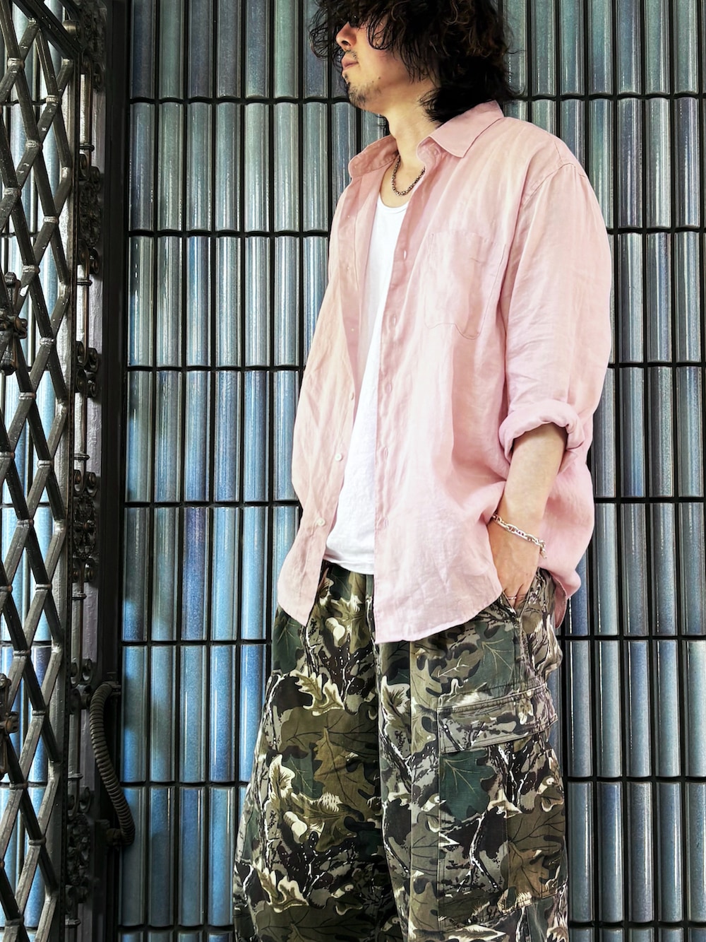「カーゴパンツ、ピンクシャツ、リネンシャツ、リネン、カモフラパンツ、迷彩パンツ、ミリタリーコーデ、ミリタリーパンツ、プレミアムリネンシャツ、フリークスストア、フリークスストア(FREAK'S STORE)、FREAK’Ｓ STORE、freak's store、タンクトップ、パステルカラー」｜「UNIQLOのプレミアムリネンシャツ（シャツ/ブラウス、ピンク系）」を使った、KEITA(ΦωΦ)さん（メンズ・182cm）の夏コーディネートの2枚目の写真