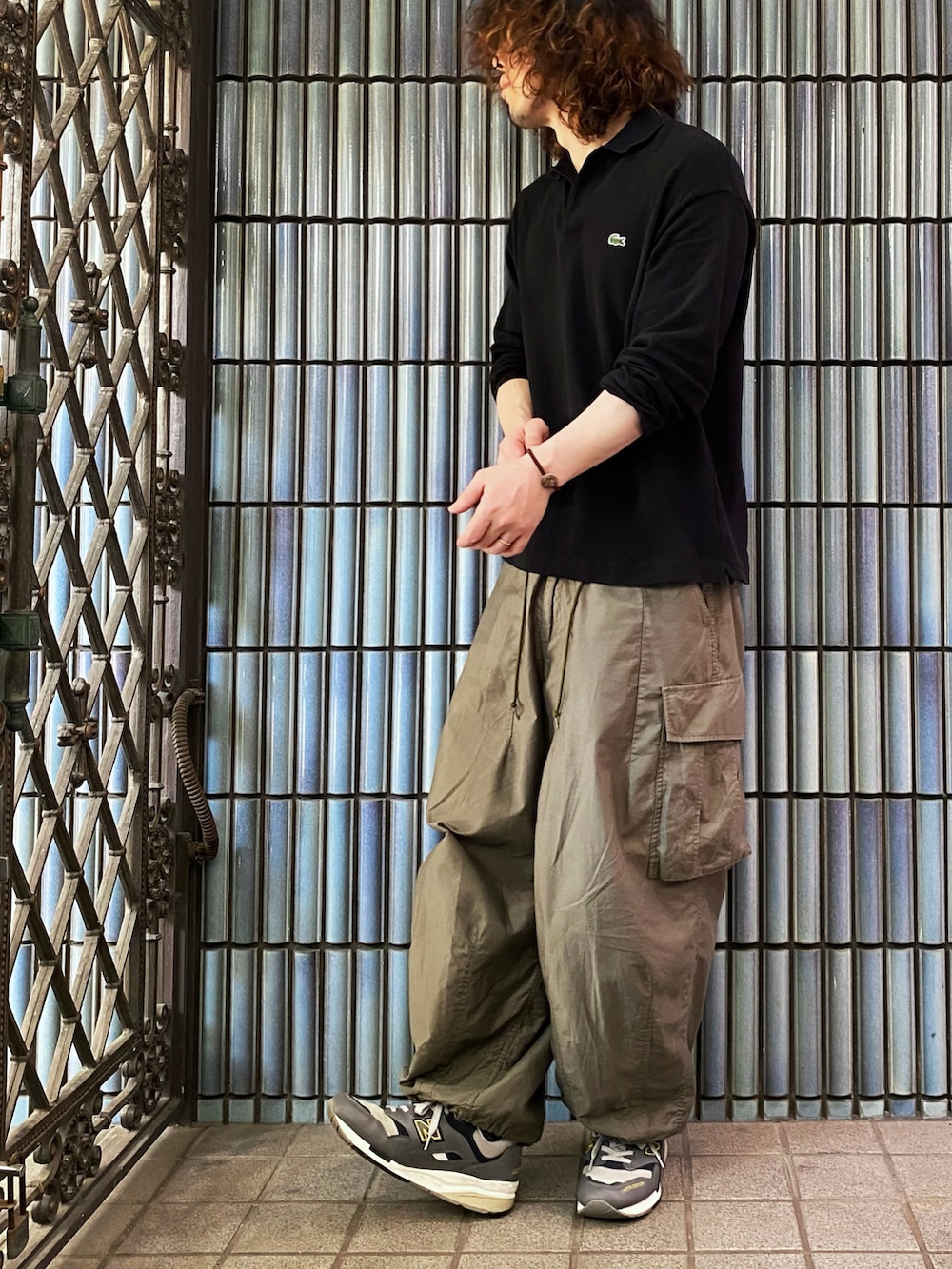 「LACOSTE、ラコステ、ラコステ(LACOSTE)、長袖ポロシャツ、ニードルズ、ニードルス、NEEDLES、Nepenthes、ネペンテス、ヒザデルパンツ、カーゴパンツ、カーゴパンツコーデ、お出かけコーデ日記、ポロシャツ、ポロシャツコーデ」｜「LACOSTEの【別注】 ＜LACOSTE（ラコステ）＞ WIDE LONG SLEEVE POLOSHIRTS/ポロシャツ ◆（ポロシャツ、ブラック系）」を使った、KEITA(ΦωΦ)さん（メンズ・182cm）の春コーディネートの4枚目の写真