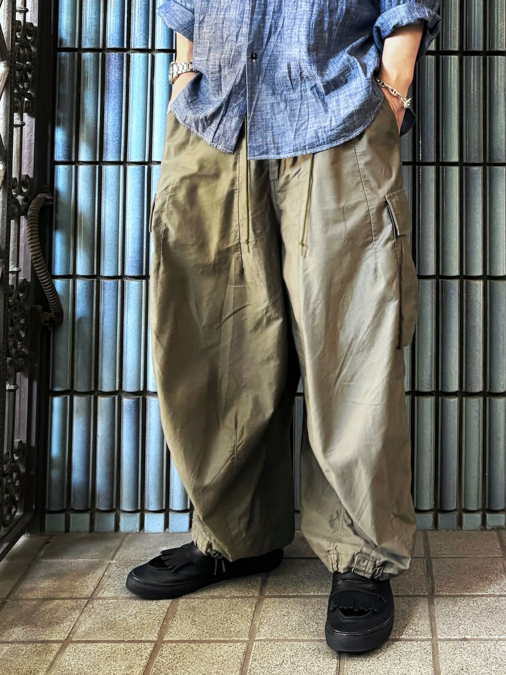 ブルー系のシャツ/ブラウス、グリーン系のカーゴパンツ、ブラック系のローファーを着用したメンズの秋コーディネートの3枚目の写真