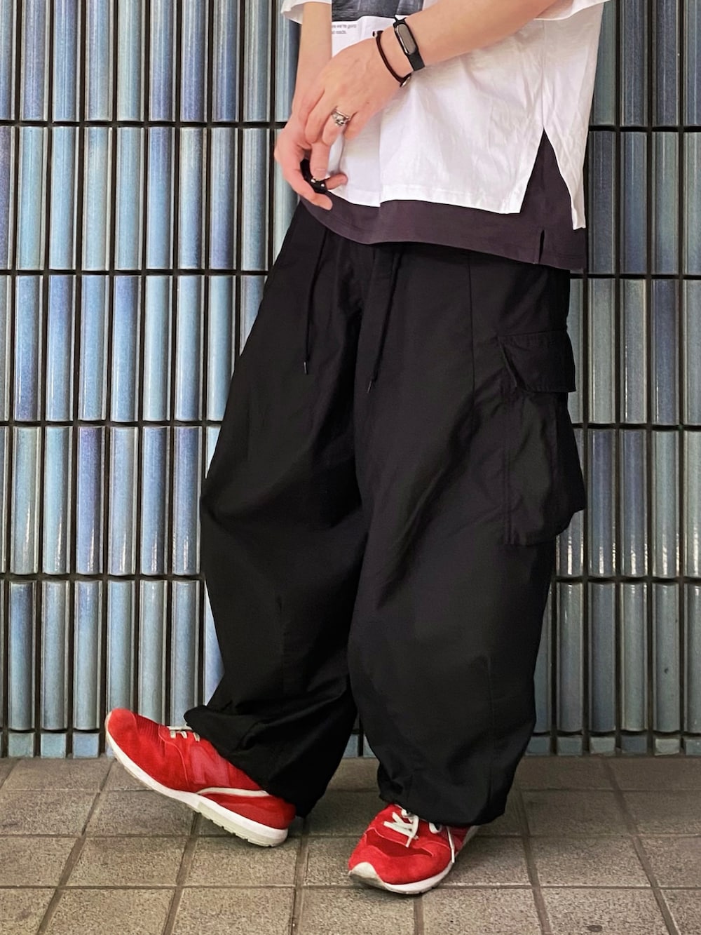 「グラニフ、graniph、バックトゥザフューチャー、back to the future、NEEDLES、ニードルス、ニードルズ、ヒザデルパンツ、カーゴパンツ、カーゴパンツコーデ、ワイドカーゴパンツ、赤スニーカー、バンドT、プリントT、オーバーサイズＴ」｜「Design Tshirts Store graniphのアイテム（Tシャツ/カットソー、ホワイト系）」を使った、KEITA(ΦωΦ)さん（メンズ・182cm）の夏コーディネートの3枚目の写真