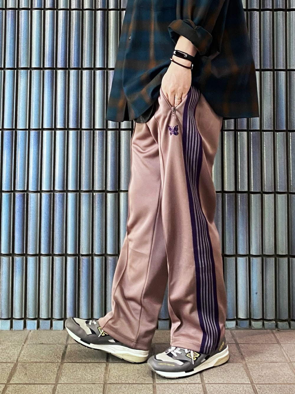 「UNIQLO U、UNIQLOU、ユニクロユー、ユニクロU、ニードルズ、ニードルス、NEEDLES、needles トラックパンツ、トラックパンツ、ラインパンツ、チェックシャツ、柄シャツ、Needles ニードルズ、ネルシャツ、ネルシャツチェック」|「UNIQLOのヘビーフランネルオーバーサイズシャツ(長袖)(シャツ/ブラウス、ブルー系)」を使った、KEITA(ΦωΦ)さん(メンズ・182cm)の春コーディネートの3枚目の写真