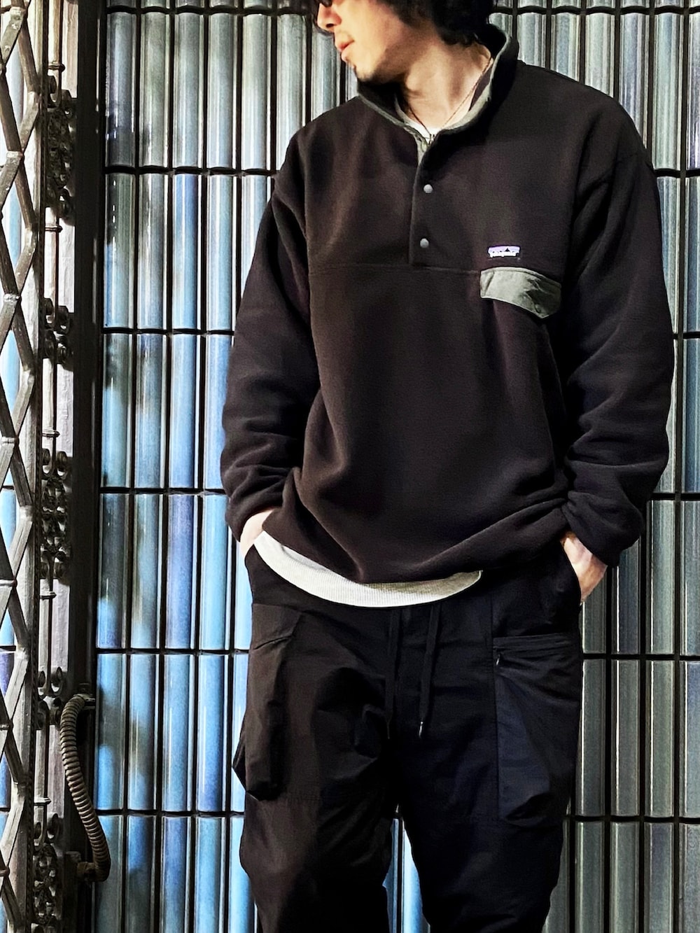 「patagonia、パタゴニア、パタゴニアのフリース、スナップT、シンチラスナップT、NULLTOKYO、カーゴパンツ、カーゴパンツコーデ、モノトーン、モノトーンコーデ、オールブラック、MONO-MART、アウトドアスタイル、アウトドア、アウトドアコーデ」｜「patagoniaのSynch Snap-T pullover（トップス、ブラック系）」を使った、KEITA(ΦωΦ)さん（メンズ・182cm）の冬コーディネートの2枚目の写真