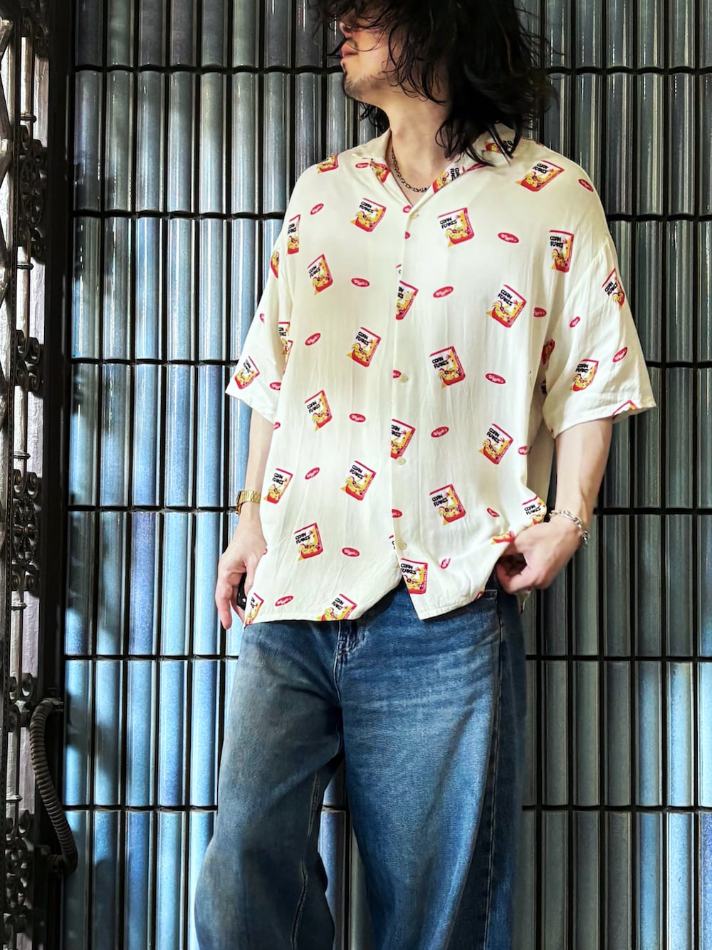 ブラック系のサンダル、ホワイト系のシャツ/ブラウス、ブルー系のデニムパンツを着用したメンズの秋コーディネートの2枚目の写真