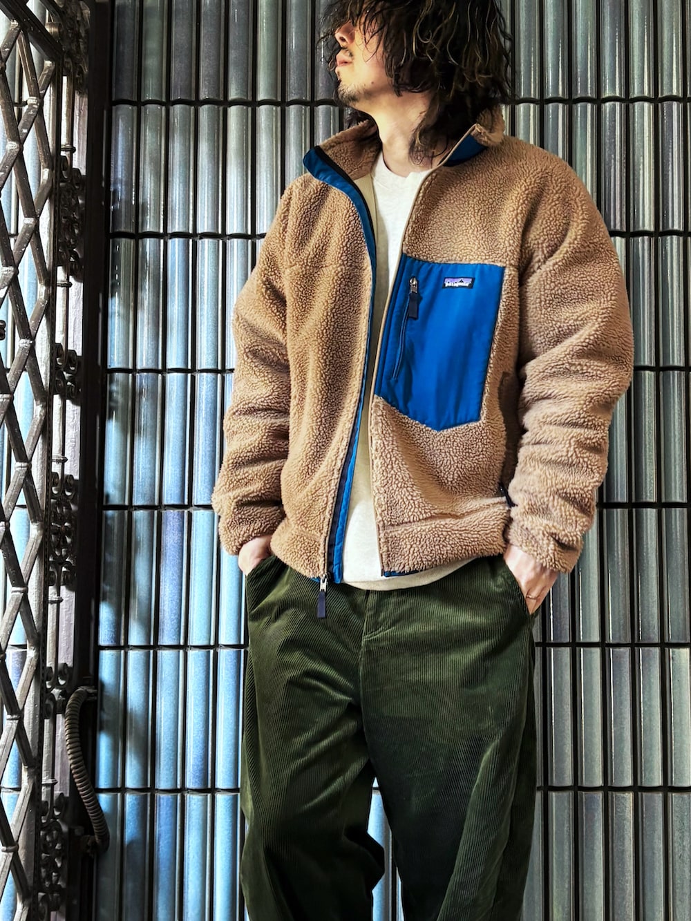 ベージュ系のスウェット、グレー系のスニーカー、ゴールド系のブルゾンを着用したメンズの冬コーディネートの2枚目の写真