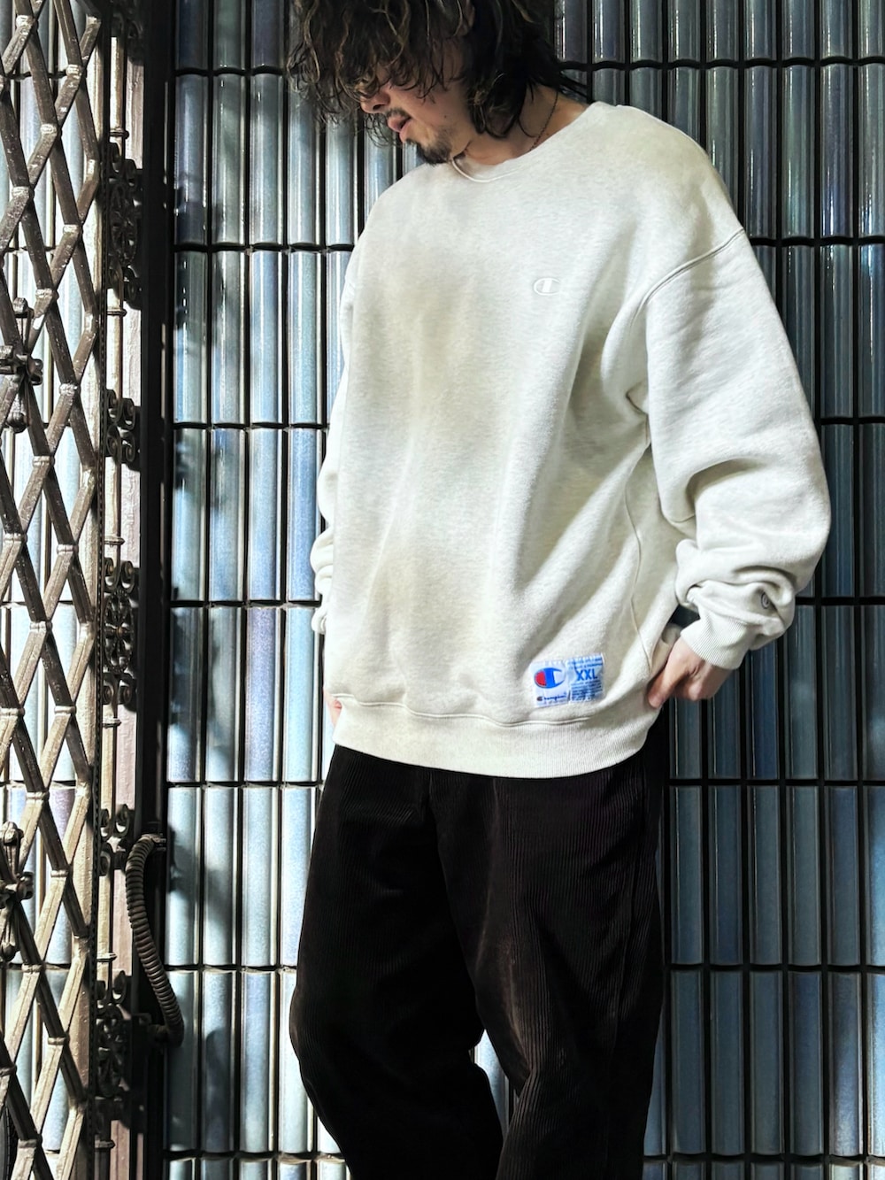 ベージュ系のスウェット、ブラック系のスニーカー、ブラウン系のその他パンツを着用したメンズの冬コーディネートの2枚目の写真