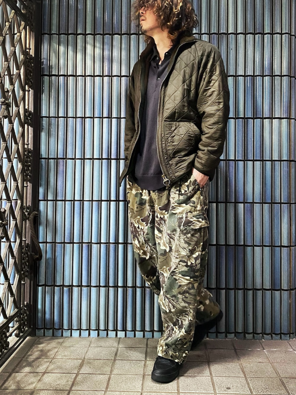「カモフラ、カモフラパンツ、迷彩パンツ、カーゴパンツ、カーゴパンツコーデ、パラシュートパンツ、barbour、バブアー、キルティングジャケット、ニットポロ、ミリタリー、ミリタリージャケット、ミリタリーパンツ、ミリタリーコーデ、フリークスストア」|「Barbourのアイテム(ミリタリージャケット、グリーン系)」を使った、KEITA(ΦωΦ)さん(メンズ・182cm)の冬コーディネートの4枚目の写真