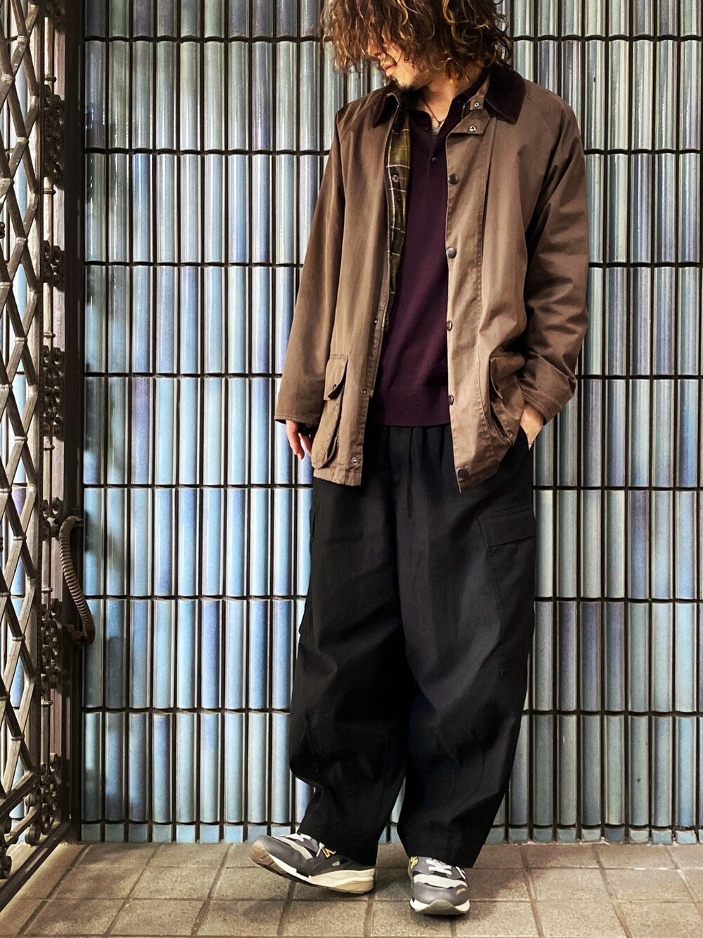 「barbour、バブアー、ビューフォート、Beaufort、ハンティングジャケット、カーゴパンツ、カーゴパンツコーデ、ヒザデルパンツ、ニットポロ、コート、コートスタイル、フリークスストア、FREAK’S STORE、ワイドパンツ、ミリタリージャケット」|「Barbourのアイテム(ステンカラーコート、ブラウン系)」を使った、KEITA(ΦωΦ)さん(メンズ・182cm)の春コーディネートの4枚目の写真