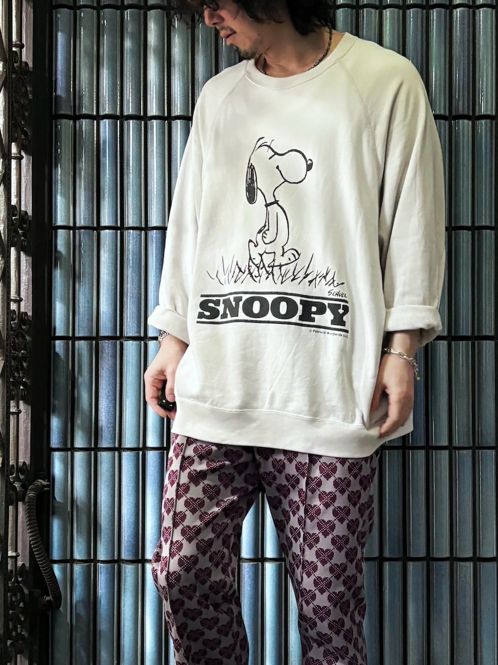 「アメカジ、スポーツミックス、白Tシャツ、スヌーピー、スヌーピーT、SNOOPY、ＳＮＯＯＰＹ、NEEDLES、needles トラックパンツ、ニードルス、ニードルストラックパンツ、ニードルズ、トラックパンツ、柄パンツ、スウェット」｜「UNIQLOのアイテム（スウェット、グレー系）」を使った、KEITA(ΦωΦ)さん（メンズ・182cm）の春コーディネートの2枚目の写真