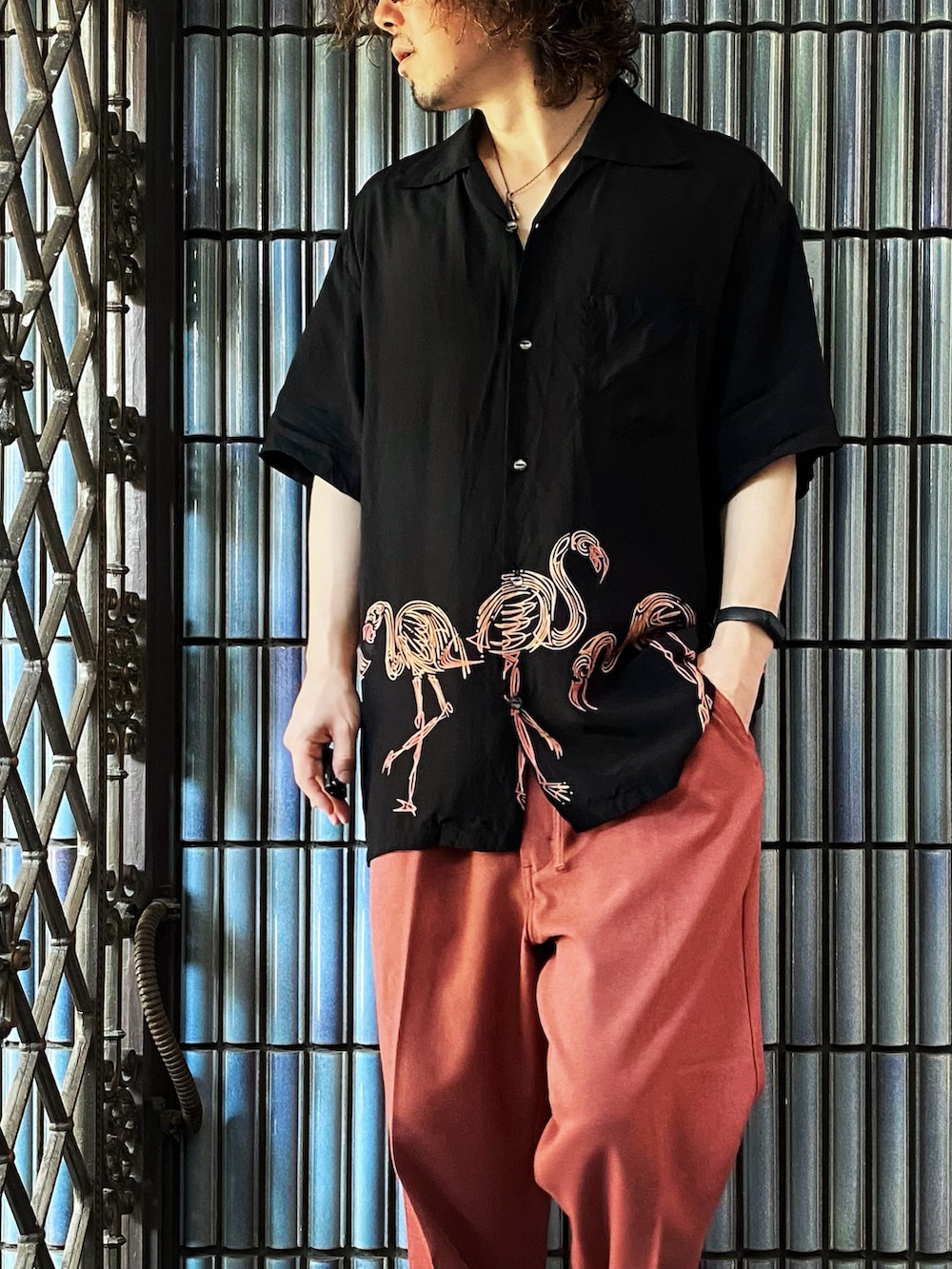 「秋っぽコーデ更新中、めがね、メガネ男子、アロハシャツ、アロハシャツコーデ、アロハブロッサム、alohablossom、フラミンゴ、フラミンゴ柄、LEE、ピンクパンツ、ピンクコーデ、柄シャツ、sublime、リゾートスタイル」|「aloha blossomのアイテム(シャツ/ブラウス、ブラック系)」を使った、KEITA(ΦωΦ)さん(メンズ・182cm)の秋コーディネートの2枚目の写真