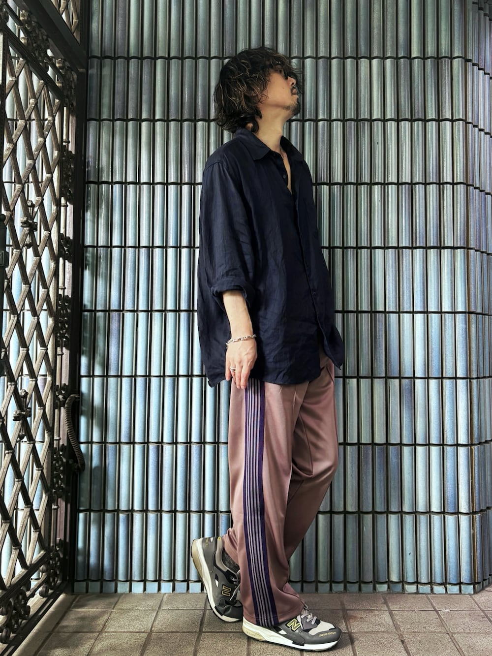 グレー系のスニーカー、ブルー系のシャツ/ブラウス、ベージュ系のその他パンツを着用したメンズの秋コーディネートの4枚目の写真