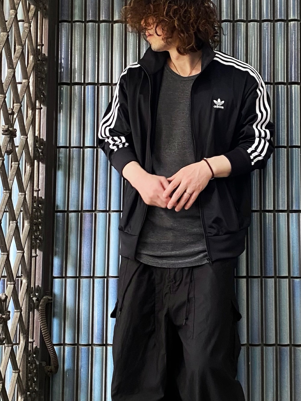 「お出かけコーデ日記、adidas、adidas originals、NEEDLES、トラックジャケット、ジャージ、ニードルズ、ニードルス、カーゴパンツ、カーゴパンツコーデ、スポーツミックス、トラックパンツ、アディダス、アディダスオリジナルス、オールブラック」｜「adidasのアディカラー クラシックス ファイヤーバード トラックジャケット（ジャージ）[FIREBIRD TRACK TOP] アディダスオリジナルス（メンズ/レディース）（ジャージ、ブラック系）」を使った、KEITA(ΦωΦ)さん（メンズ・182cm）の春コーディネートの2枚目の写真