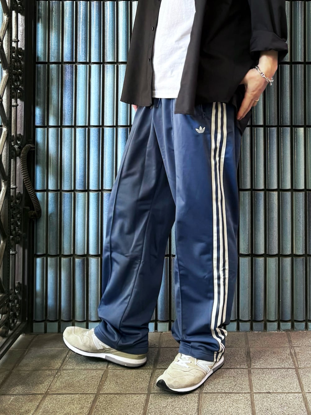「モノトーン、スポーツミックス、シャツスタイル、白Tシャツ、adidas originals、アディダスオリジナルス、トラックパンツ、トラックパンツコーデ、Gildan、nano・universe、nanouniverse、ナノユニバース、ナノユニバース(nano・universe)、ベッケンバウアー、ラインパンツ」|「NANO universeのビッグドレープシャツ 長袖(シャツ/ブラウス、グレー系)」を使った、KEITA(ΦωΦ)さん(メンズ・182cm)の夏コーディネートの3枚目の写真