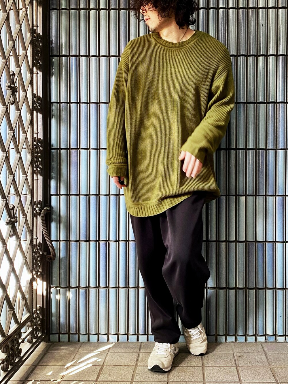 「オーバーサイズ、オーバーサイズニット、Revo.、UNIQLO U、UNIQLOU、ユニクロユー、ユニクロU、スウェットパンツ、スウェットギャザーパンツ、畦編み、グリーン、グリーンコーデ、ミリタリーコーデ、カーキニット、カーキ」｜「Revo.の［ZOZO限定］Revo. ビッグシルエット 畦編み クルーネックニット（ニット/セーター、グリーン系）」を使った、KEITA(ΦωΦ)さん（メンズ・182cm）の春コーディネートの2枚目の写真