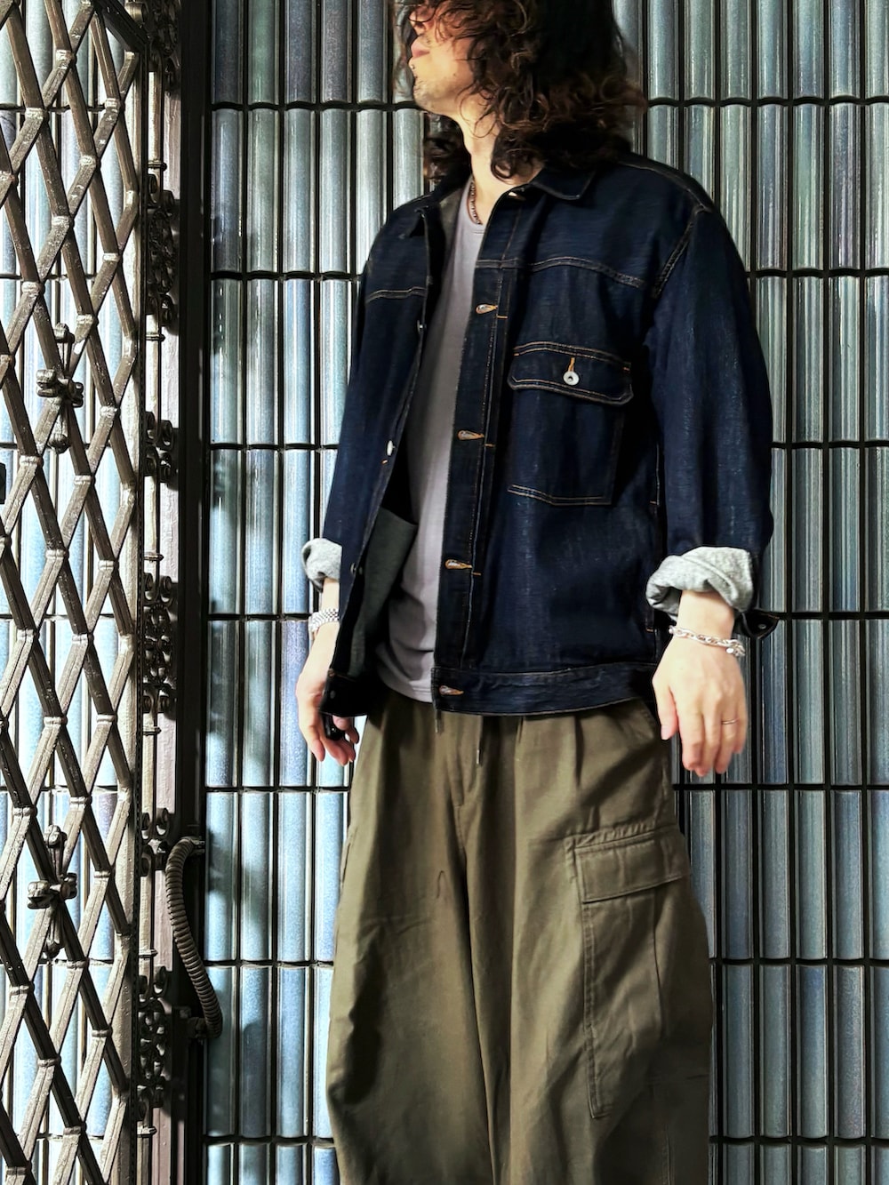 「最近のいい感じコーデ、古着MIX、デニムジャケット、ジージャン、Gジャン、カーゴパンツ、カーゴパンツコーデ、ヒザデルパンツ、アメカジ、アメカジコーデ、赤スニーカー、ミリタリーパンツ、デニムコーデ、アダムエロペ(ADAM ET ROPE')、アダムエロペ」|「ADAM ET ROPE'の【コットンUSA】ビッグシルエット ドライタッチ デニムジャケット/UNISEX(デニムジャケット、ブルー系)」を使った、KEITA(ΦωΦ)さん(メンズ・182cm)の春コーディネートの2枚目の写真