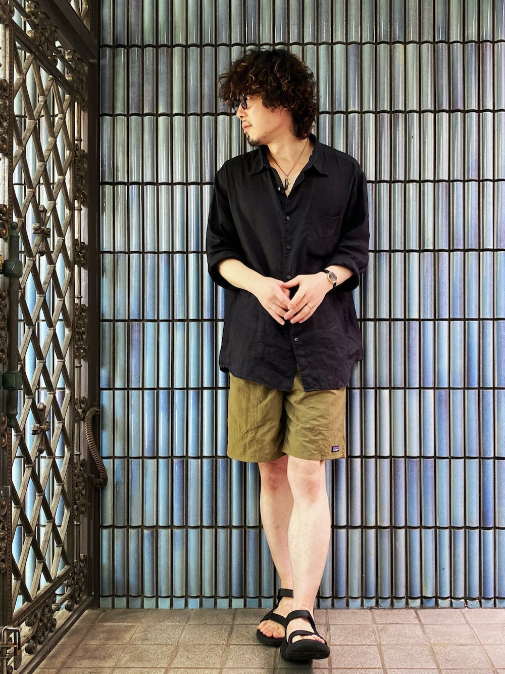 「パタゴニア、patagonia、Patagonia / バギーズ ショーツ、バギーズショーツ、バギーズロング、ハーフパンツ、ハーフパンツコーデ、ショートパンツ、ショーツ、ショーツスタイル、teva、アウトドアスタイル、フェススタイル、半ズボン、半パン」|「UNIQLOのプレミアムリネンシャツ(長袖)(シャツ/ブラウス、ブラック系)」を使った、KEITA(ΦωΦ)さん(メンズ・182cm)の秋コーディネートの4枚目の写真