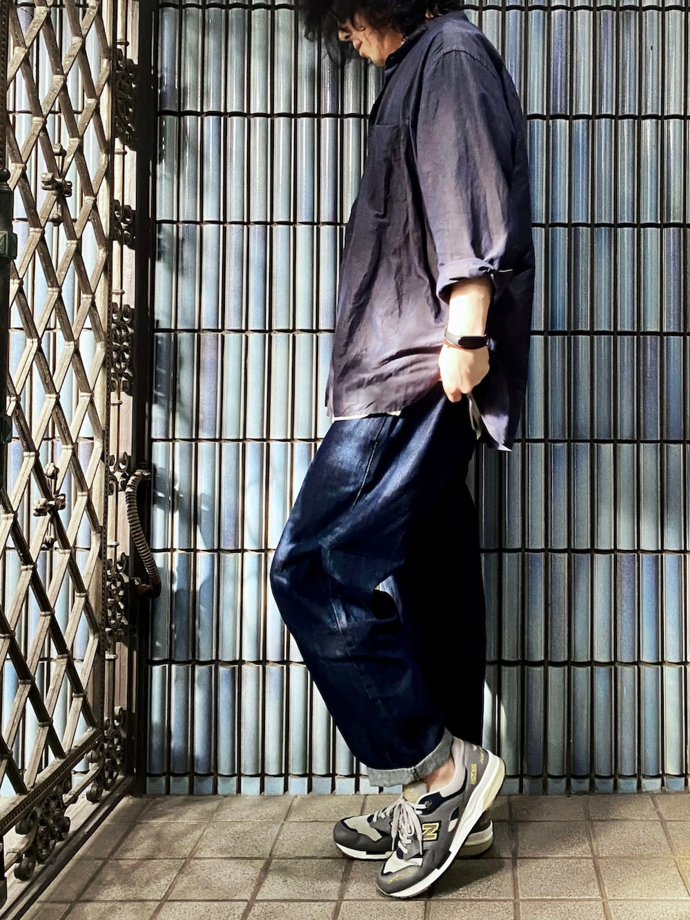 ブルー系のシャツ/ブラウス、ホワイト系のタンクトップ、ブルー系のデニムパンツを着用したメンズの秋コーディネートの4枚目の写真