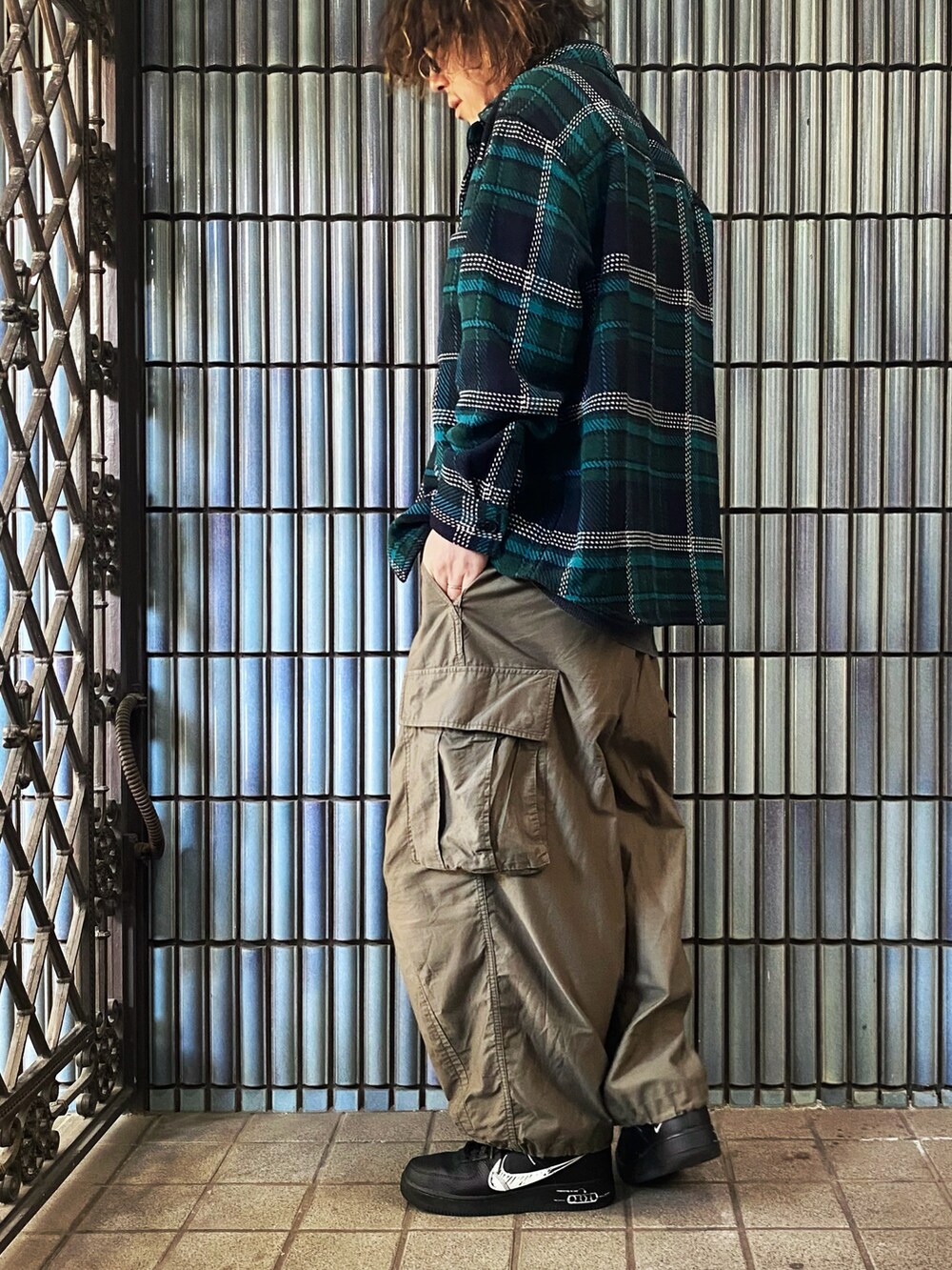「チェックシャツ、柄シャツ、ガラシャツ、ZARA、NEEDLES、ニードルス、ニードルズ、カーゴパンツ、カーゴパンツコーデ、ネルシャツ、グリーン、グリーンコーデ、ヒザデルパンツ、MONO-MART、春のNewスタイル」|「H&Mのチェックシャツジャケット(シャツ/ブラウス、グリーン系)」を使った、KEITA(ΦωΦ)さん(メンズ・182cm)の春コーディネートの4枚目の写真