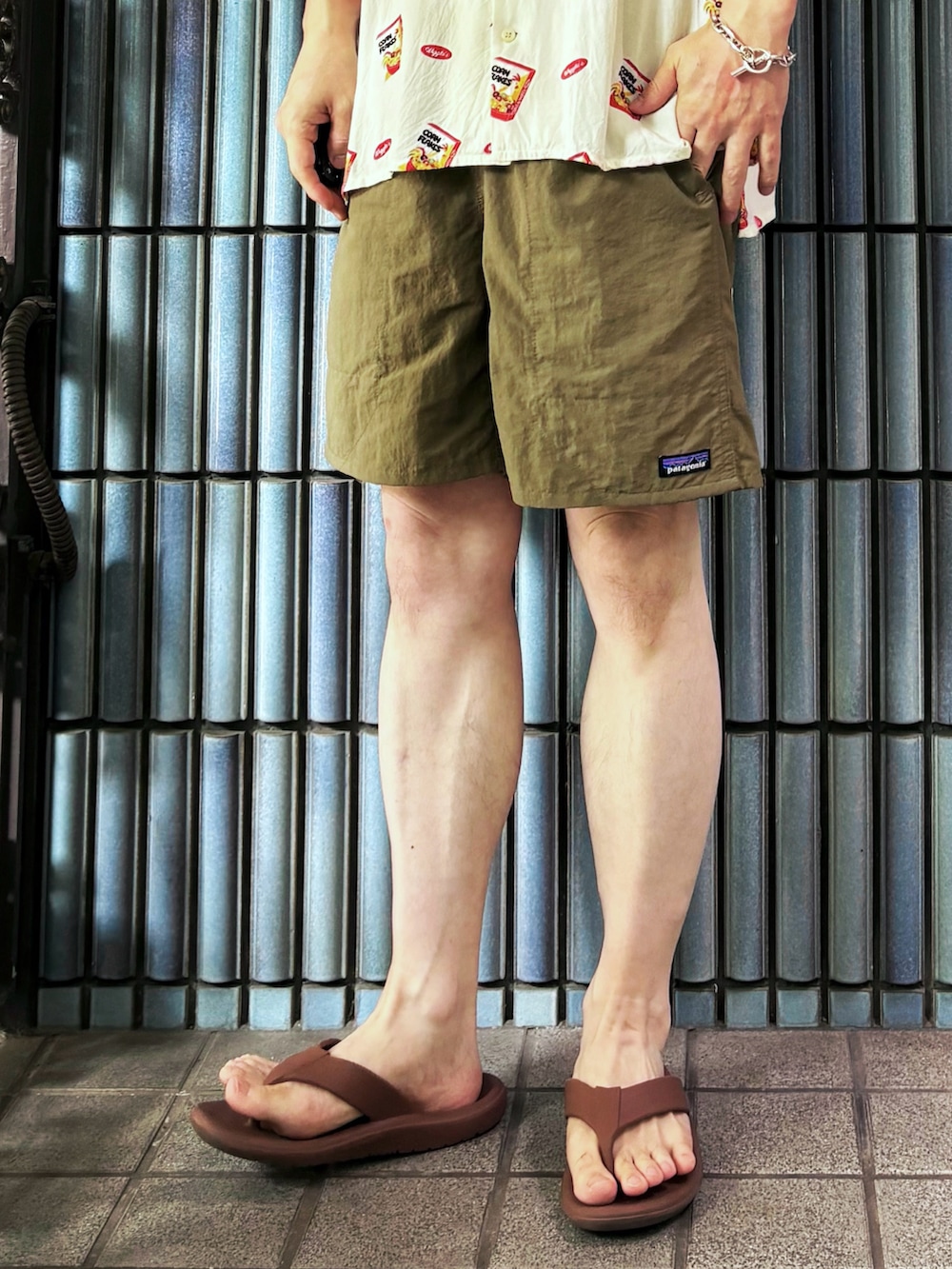 ブラウン系のサンダル、ベージュ系のその他パンツ、ホワイト系のシャツ/ブラウスを着用したメンズの秋コーディネートの3枚目の写真