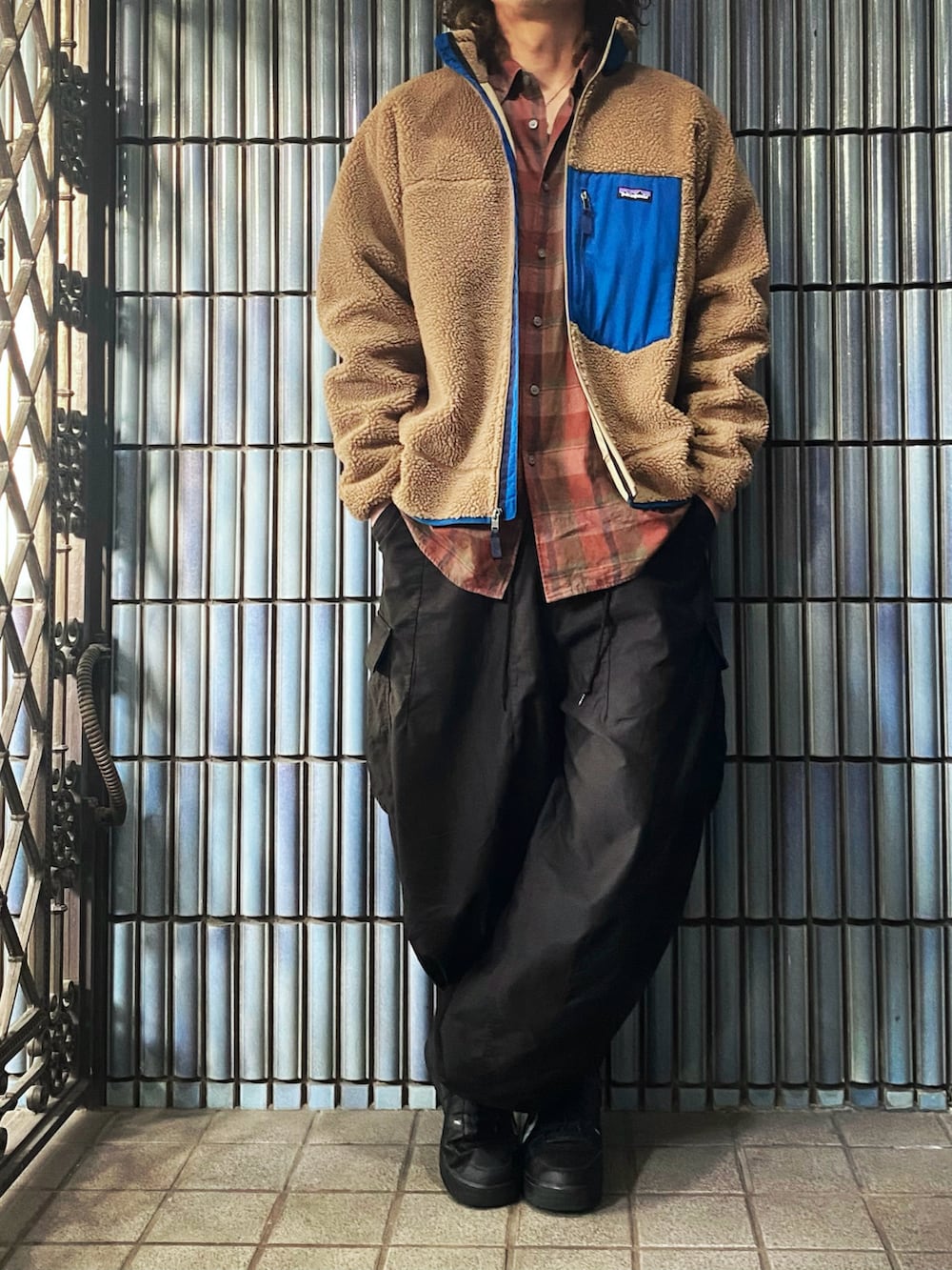 「パタゴニア、パタゴニアレトロX、patagonia、patagoniaのフリース、Patagoniaレトロx、レトロX、retro X、NEEDLES、ニードルス、ニードルズ、ヒザデルパンツ、カーゴパンツ、カーゴパンツコーデ、チェックシャツ、柄シャツ」｜「patagoniaのメンズ・クラシック・レトロX・ジャケット（ブルゾン、ゴールド系）」を使った、KEITA(ΦωΦ)さん（メンズ・182cm）の冬コーディネートの4枚目の写真