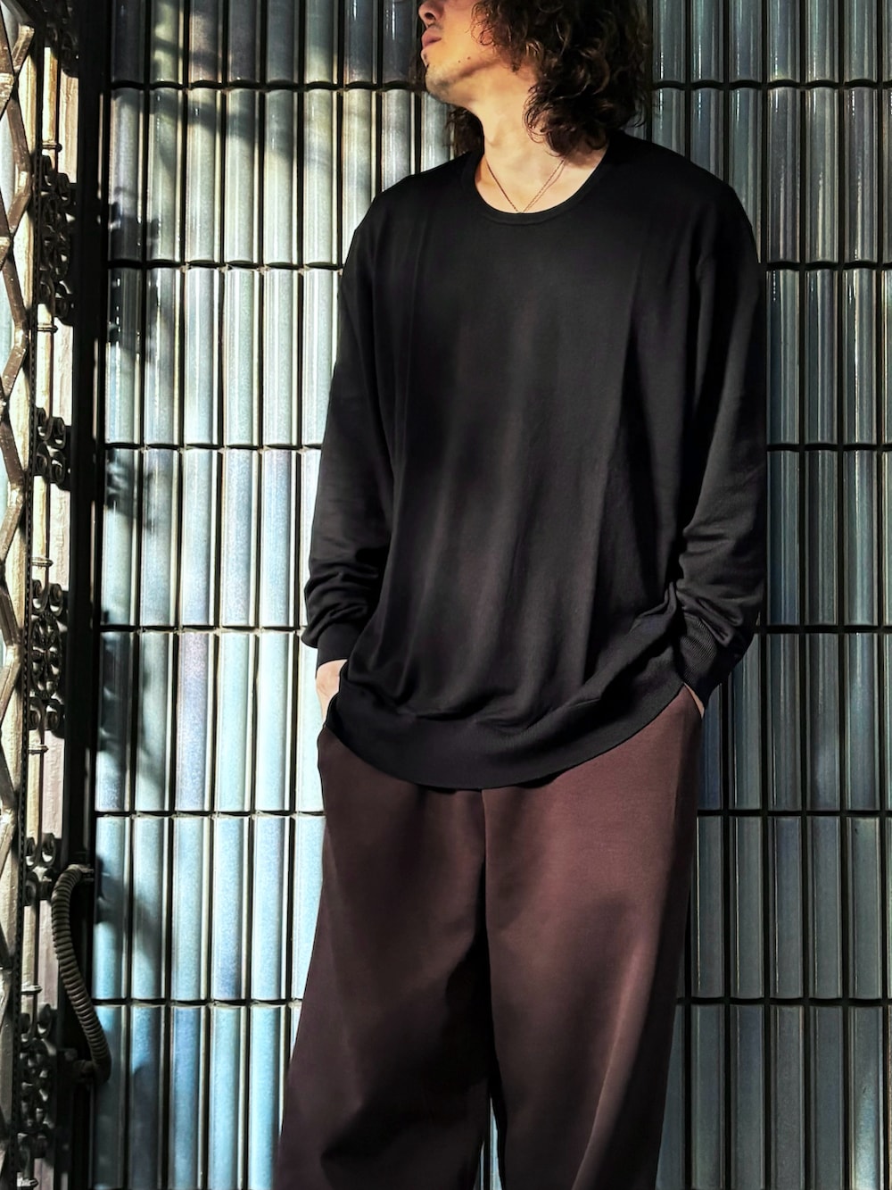 「クリスマスに着たい服、メリノウール、メリノクルーネックセーター、スウェット、スウェットパンツ、スウェットコーデ、スウェットワイドパンツ、UNIQLOC、ユニクロシー、ユニクロC、ニットコーデ、オーバーサイズニット、ユニクロコーデ、大人コーデ、休日コーデ」｜「UNIQLOのメリノクルーネックセーター（ニット/セーター、ブラック系）」を使った、KEITA(ΦωΦ)さん（メンズ・182cm）の冬コーディネートの2枚目の写真