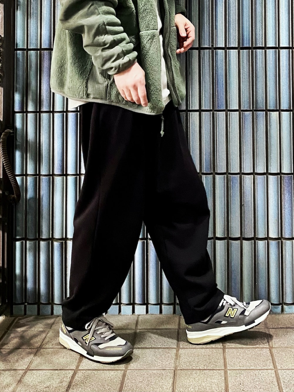 「ECWCS、ecwcs level7、ecwcs gen3、ecwcs level3、level7、LEVEL3、military、スウェットギャザーパンツ、ミリタリー、ミリタリージャケット、ミリタリーコーデ、スウェットパンツ、UNIQLO U、ユニクロユー、ユニクロU」|「MILITARYのECWCS Gen3 LEVEL3(ミリタリージャケット、グリーン系)」を使った、KEITA(ΦωΦ)さん(メンズ・182cm)の冬コーディネートの3枚目の写真