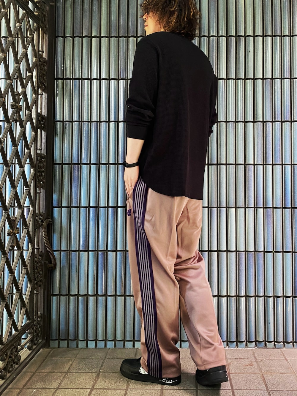 「ヘンリーネック、ヘンリーネックＴシャツ、ニードルス、ニードルズ、NEEDLES、needles トラックパンツ、trackpants、トラックパンツ、ラインパンツ、ニードルストラックパンツ、エアフォースワン、エアフォース1、スポーツミックス、休日スタイル、長袖Tシャツ」｜「UNIQLOのワッフルヘンリーネックT（長袖）（Tシャツ/カットソー、ブラック系）」を使った、KEITA(ΦωΦ)さん（メンズ・182cm）の春コーディネートの4枚目の写真