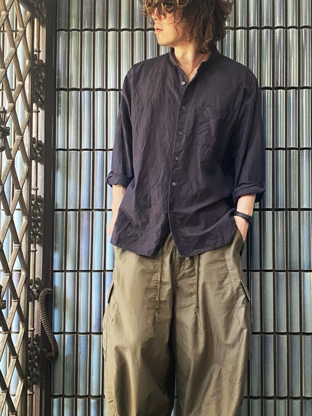 「シンプルコーデ、古着MIX、リネンシャツ、NEEDLES、Needles ニードルズ、ニードルス、ニードルズ、ヒザデルパンツ、カーゴパンツ、カーゴパンツコーデ、ネイビー×カーキ、シャツスタイル、ミリタリーパンツ、ミリタリー、ミリタリーコーデ」｜「UNIQLOのリネンコットンスタンドカラーシャツ（長袖）（シャツ/ブラウス、ブルー系）」を使った、KEITA(ΦωΦ)さん（メンズ・182cm）の春コーディネートの2枚目の写真