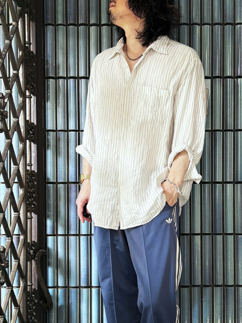ブルー系のスウェットパンツ、ベージュ系のサンダル、ホワイト系のシャツ/ブラウスを着用したメンズの夏コーディネートの2枚目の写真