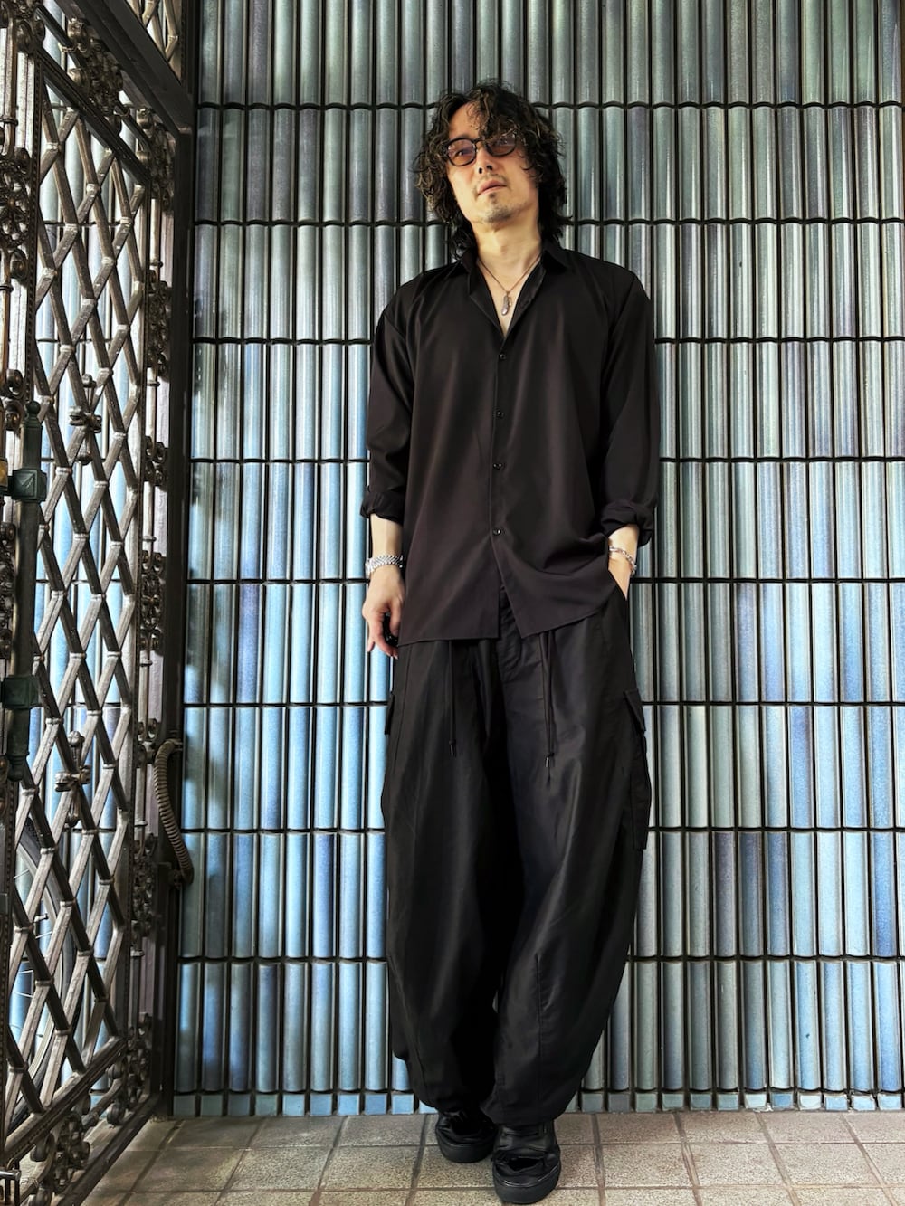 ブラック系のシャツ/ブラウス、ブラック系のカーゴパンツ、ブラック系のローファーを着用したメンズの秋コーディネートの4枚目の写真