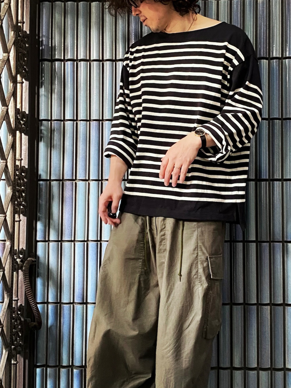 「ファッションを楽しもう、jhonbull、Johnbull Private labo、ジョンブル、ジョンブル プライベート ラボ(Johnbull Private labo)、ニードルズ、ニードルス、NEEDLES、ヒザデルパンツ、バスクシャツ、ボーダー、ボーダートップス、ボーダーTシャツ、カーゴパンツ、カーゴパンツコーデ」|「Johnbullの【新色追加/再入荷】バスクボーダーTシャツ(Tシャツ/カットソー、ブラック系)」を使った、KEITA(ΦωΦ)さん(メンズ・182cm)の秋コーディネートの2枚目の写真