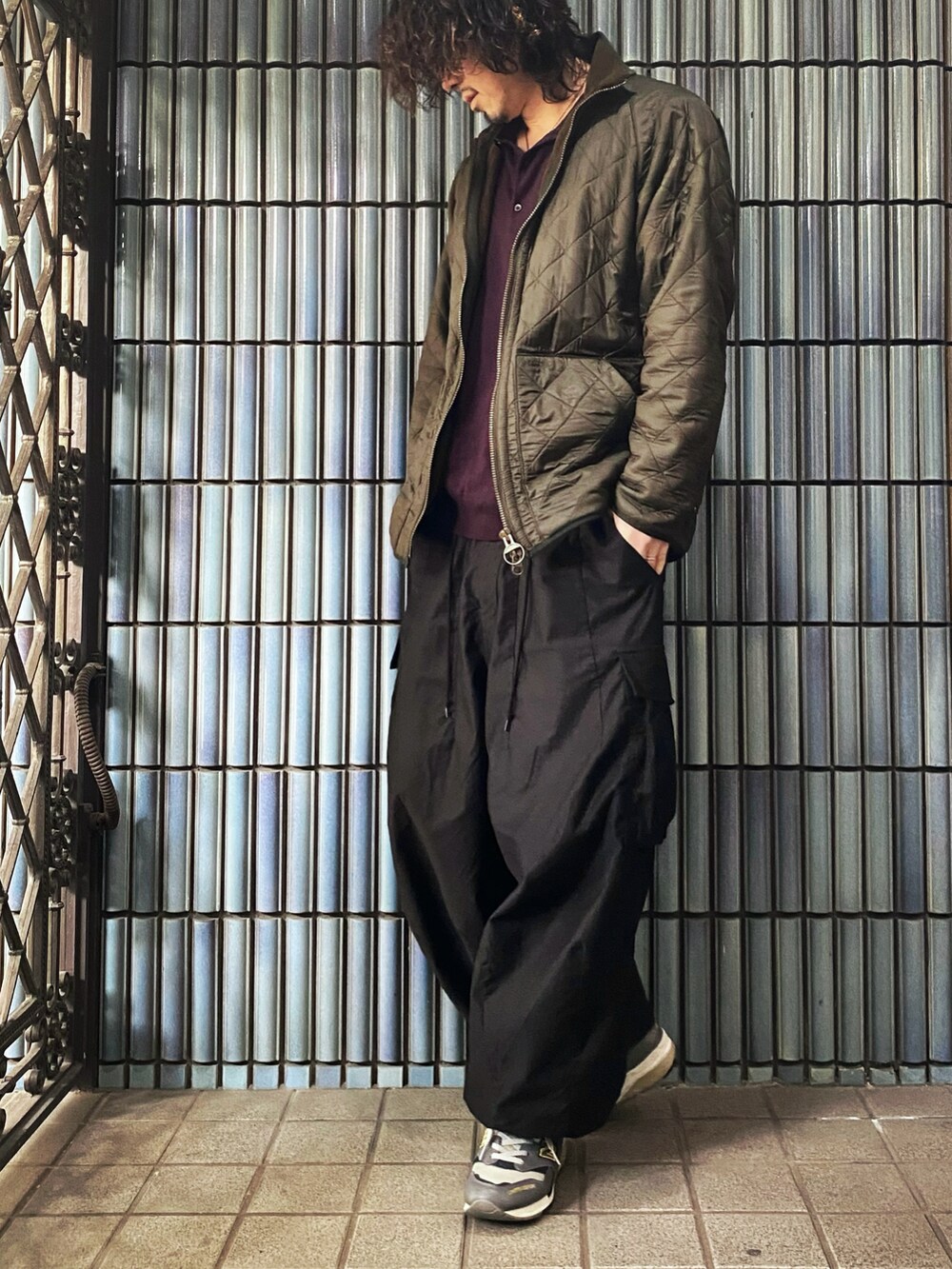 「barbour、バブアー、キルティングジャケット、NEEDLES、ニードルス、ニードルズ、ヒザデルパンツ、カーゴパンツ、カーゴパンツコーデ、ミリタリー、ミリタリーコーデ、ニットポロ、エクストラファインメリノ、長袖ポロシャツ、ワイドカーゴパンツ」｜「Barbourのアイテム（ミリタリージャケット、グリーン系）」を使った、KEITA(ΦωΦ)さん（メンズ・182cm）の冬コーディネートの4枚目の写真