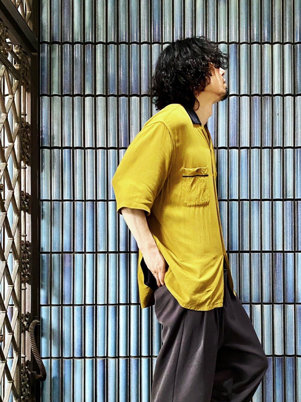 イエロー系のシャツ/ブラウス、グレー系のその他パンツ、ブラック系のサンダルを着用したメンズの夏コーディネートの4枚目の写真