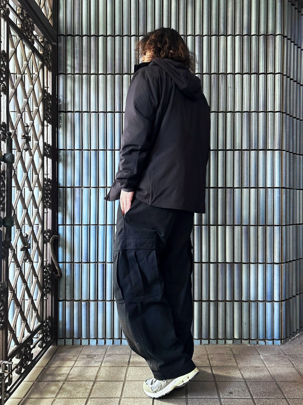 「真冬のあったかスタイル、ジップパーカー、アークテリクス、atom lt hoody、アトム、ARC'TERYX、カーゴパンツ、カーゴパンツコーデ、オールブラック、オールブラックコーデ、カシミヤ、ユニクロカシミヤ、カシミヤニット、ミリタリーコーデ、ミリタリーパンツ」|「ARC'TERYXの【国内流通限定】ARC'TERYX / ATOM LT HOODY 24K BLACK(ダウンジャケット/コート、ブラック系)」を使った、KEITA(ΦωΦ)さん(メンズ・182cm)の冬コーディネートの4枚目の写真