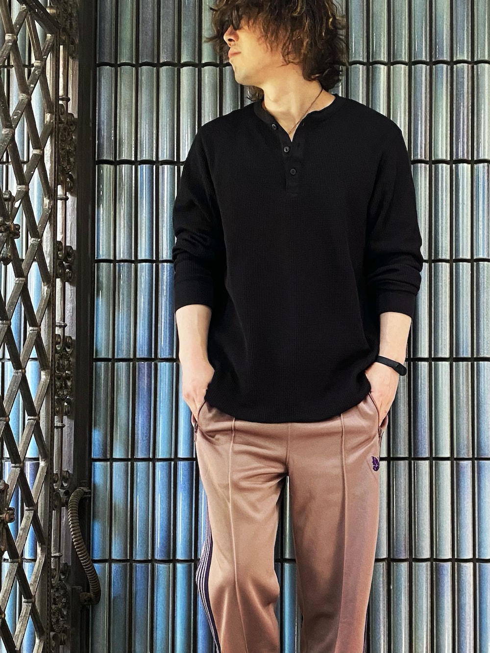 「ヘンリーネック、ヘンリーネックＴシャツ、ニードルス、ニードルズ、NEEDLES、needles トラックパンツ、trackpants、トラックパンツ、ラインパンツ、ニードルストラックパンツ、エアフォースワン、エアフォース1、スポーツミックス、休日スタイル、長袖Tシャツ」｜「UNIQLOのワッフルヘンリーネックT（長袖）（Tシャツ/カットソー、ブラック系）」を使った、KEITA(ΦωΦ)さん（メンズ・182cm）の春コーディネートの2枚目の写真