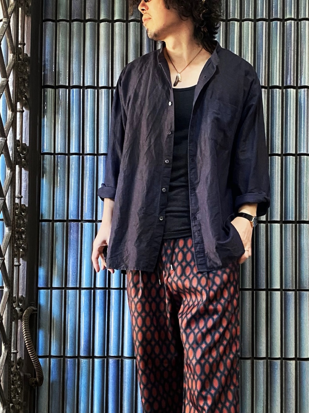 「ファッションを楽しもう、柄パンツ、プリントパンツ、ナノユニバース、nano・universe、ネイビー、ネイビーコーデ、シェフパンツ、ワイドパンツ、ニューバランス996、996、スタンドカラー、スタンドカラーシャツ、バンドカラーシャツ、リネンシャツ」|「UNIQLOのリネンコットンスタンドカラーシャツ(長袖)(シャツ/ブラウス、ブルー系)」を使った、KEITA(ΦωΦ)さん(メンズ・182cm)の秋コーディネートの2枚目の写真