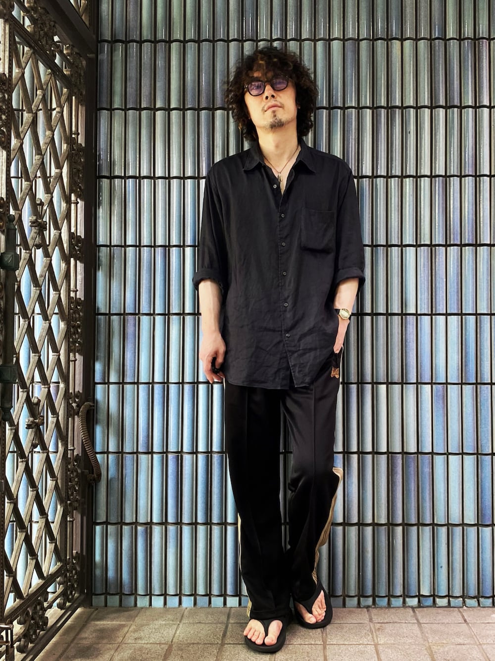 ブラック系のシャツ/ブラウス、ブラック系のその他パンツ、ブラック系のサンダルを着用したメンズの秋コーディネートの4枚目の写真