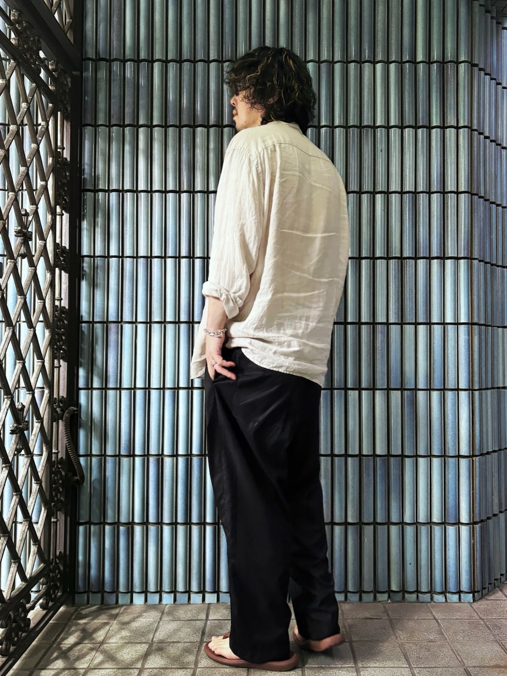 ブラック系のその他パンツ、ブラウン系のサンダル、ベージュ系のシャツ/ブラウスを着用したメンズの秋コーディネートの4枚目の写真