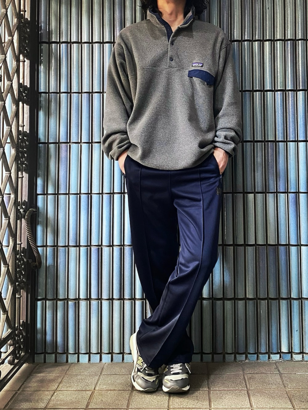 「パタゴニア、patagonia、patagoniaのフリース、シンチラスナップT、ニードルズ、ニードルス、NEEDLES、needles トラックパンツ、トラックパンツ、ラインパンツ、ジャージ、ジャージーパンツ、スウェットパンツ、アウトドアスタイル、アウトドアコーデ」|「patagoniaのメンズ ライトウェイト シンチラ スナップT プルオーバー(ニット/セーター、グレー系)」を使った、KEITA(ΦωΦ)さん(メンズ・182cm)の冬コーディネートの4枚目の写真