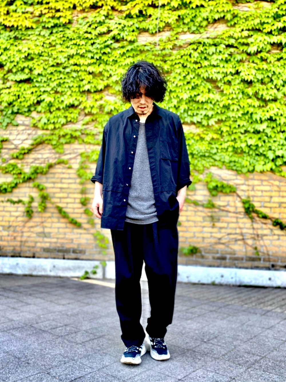 「plusj、プラスJ、ユニクロ+J、+J、ユニクロユー、ユニクロU、UNIQLO U、UNIQLO+J、オールブラック、ワントーンコーデ、スウェットギャザーパンツ、スーピマコットンオーバーサイズシャツ、シャツスタイル、シャツ好き集まれ、オーバーサイズシャツ」｜「UNIQLOのスーピマコットン オーバーサイズシャツ(長袖)（シャツ/ブラウス、ブラック系）」を使った、KEITA(ΦωΦ)さん（メンズ・182cm）の春コーディネートの4枚目の写真